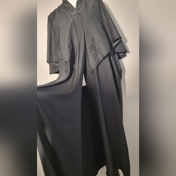 Very elegant black dress/abaya with embroidered cape - Picture 4 of 5